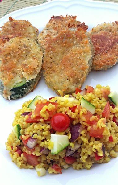 cheddaros cukkini, zöldséges bulgurral