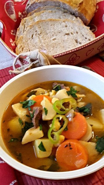 Marhagulyás csipetkével