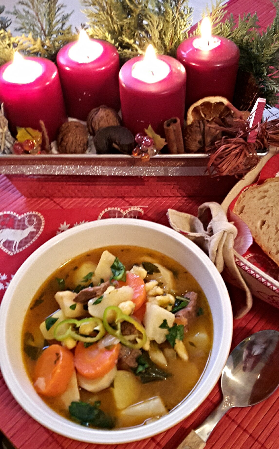 Marhagulyás csipetkével