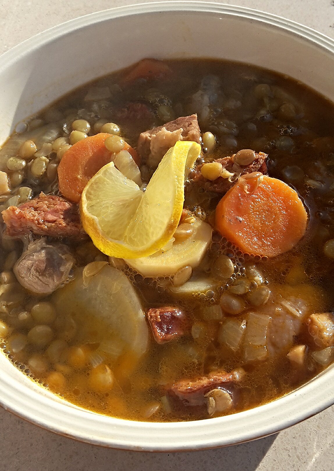 Korhely lencsegulyás