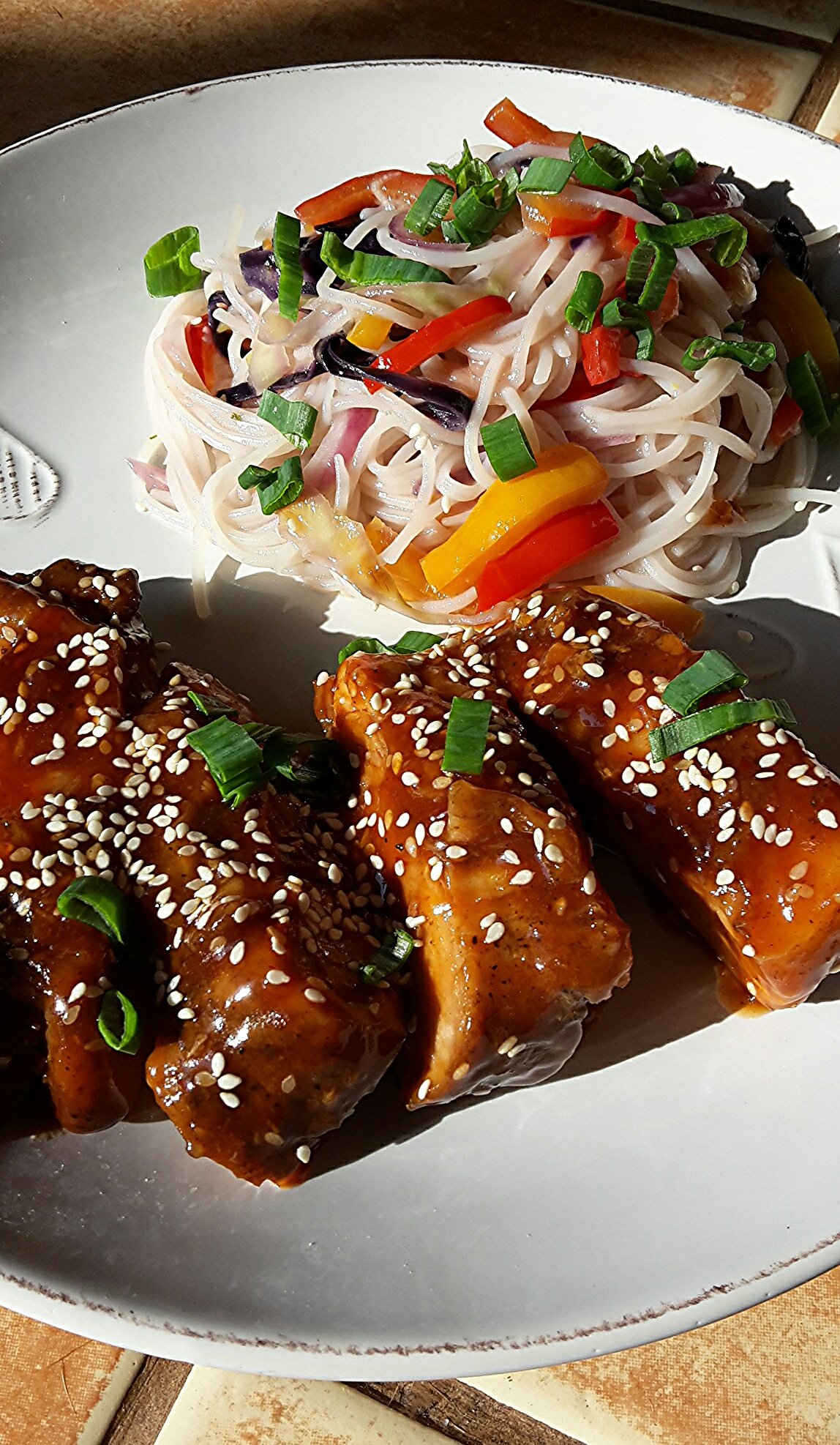 Sertéshús csípős, édes mázzal, zöldséges rizstésztával