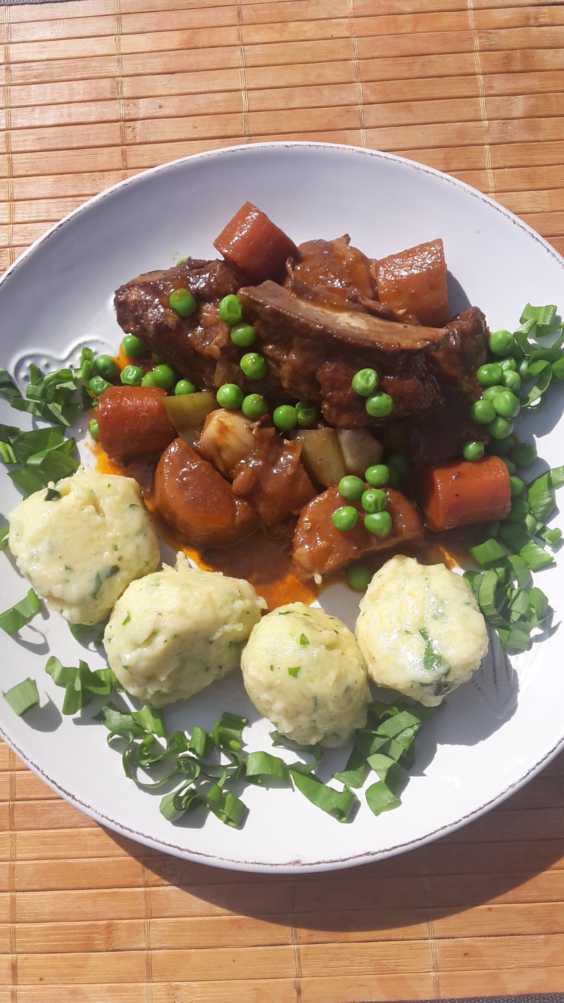 Vörösboros oldalas ragu medvehagymás krumpligombóccal