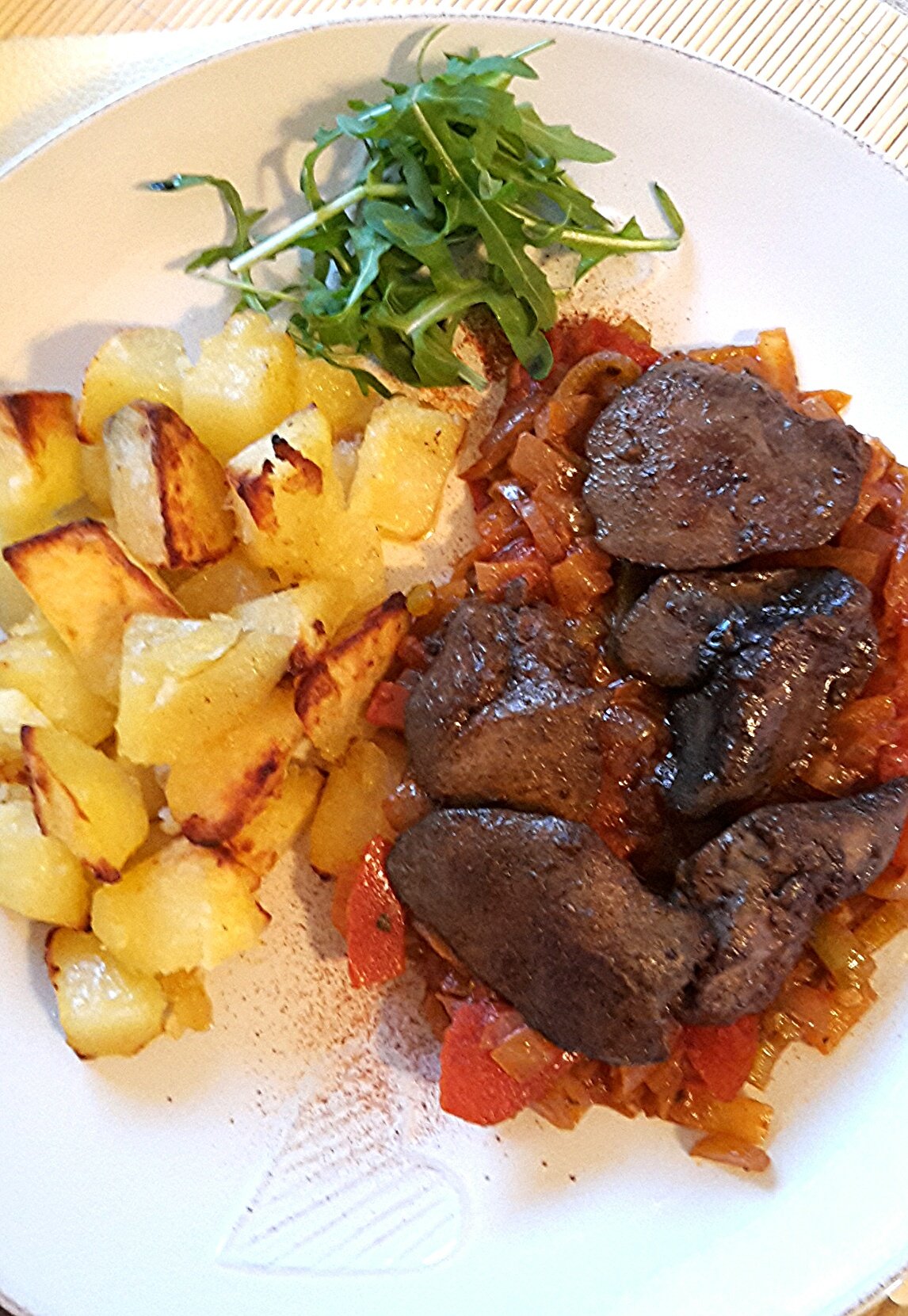 Sült csirkemáj lecsó ágyon sült krumplikockákkal