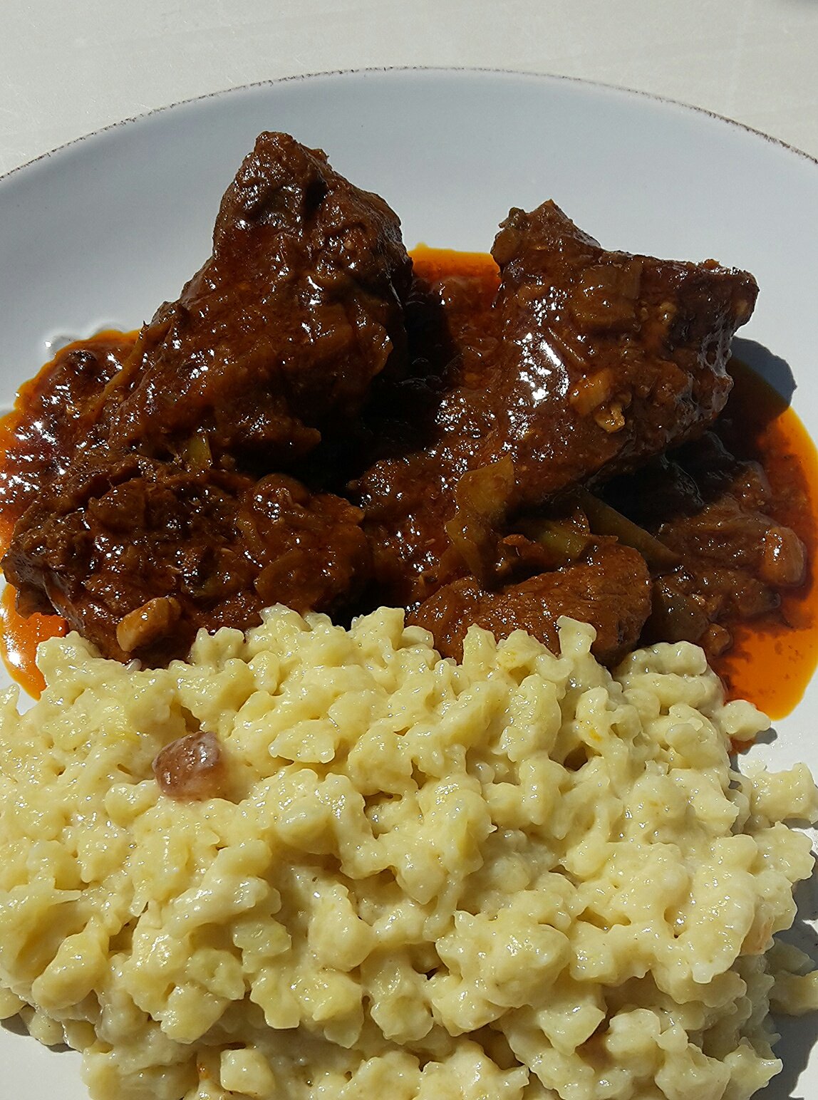 Vörösboros oldalas ragu juhtúrós sztrapacskával