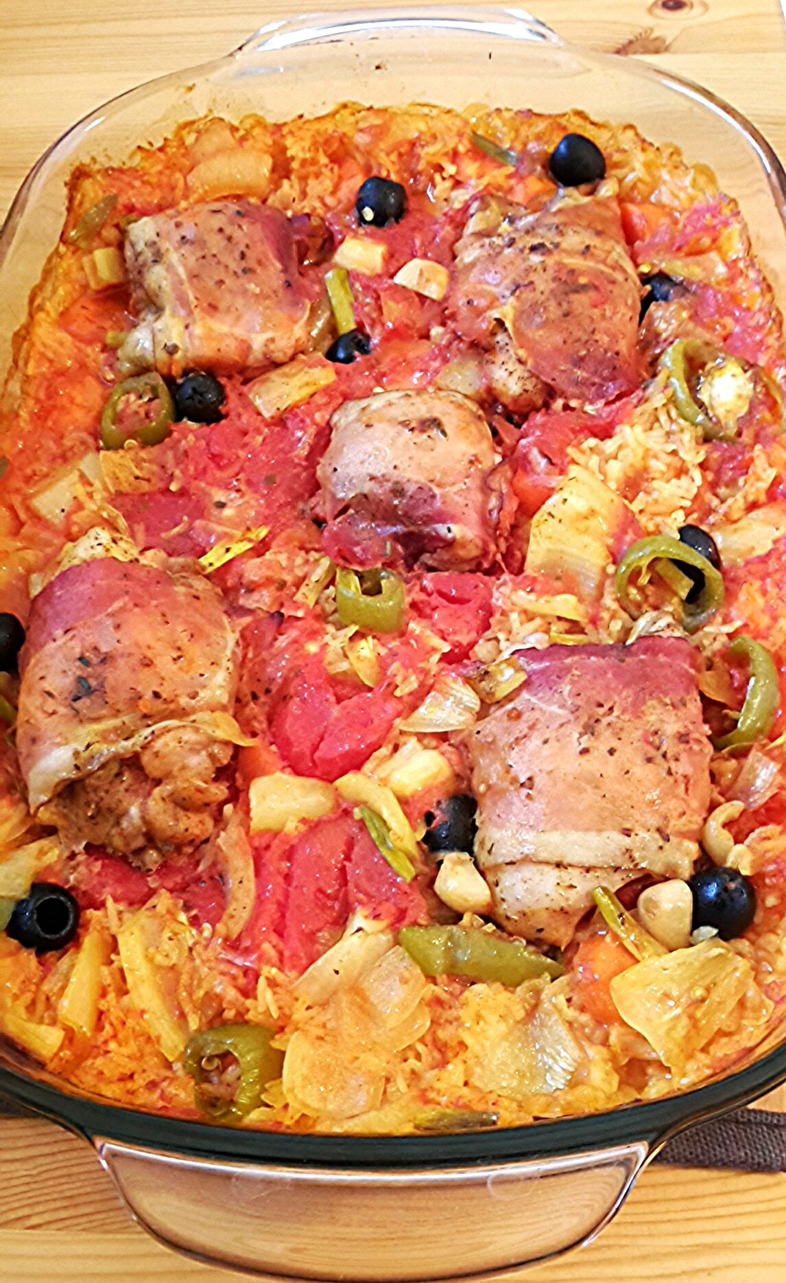 Csirkecomb feketeerdő sonkába göngyölve, zöldséges rizságyon