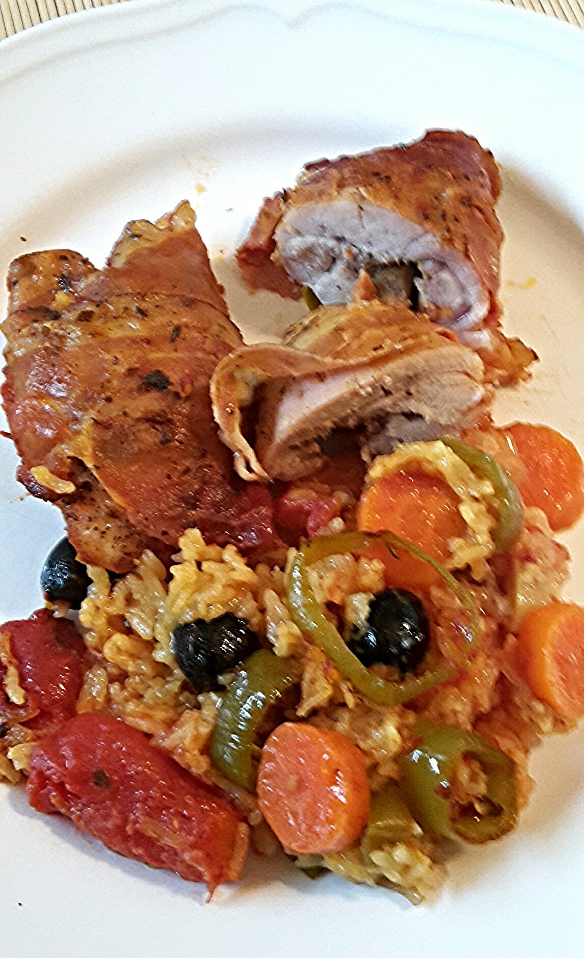 Csirkecomb feketeerdő sonkába göngyölve, zöldséges rizságyon