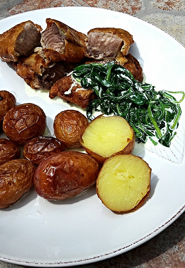 Afrikai harcsafilé fűszeres sörtésztában, tejszínes bébispenóttal