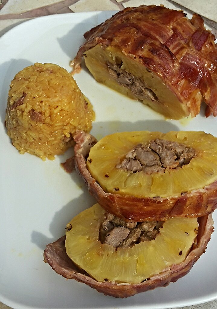Swineapple, sertéstarja ananászba töltve, baconbundában