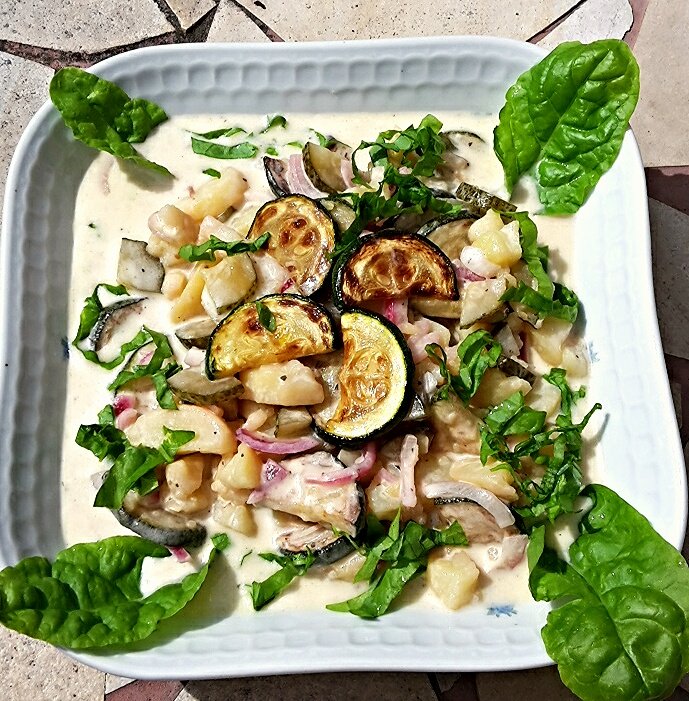 Krumplisaláta, grillezett cukkinivel, remulád mártással