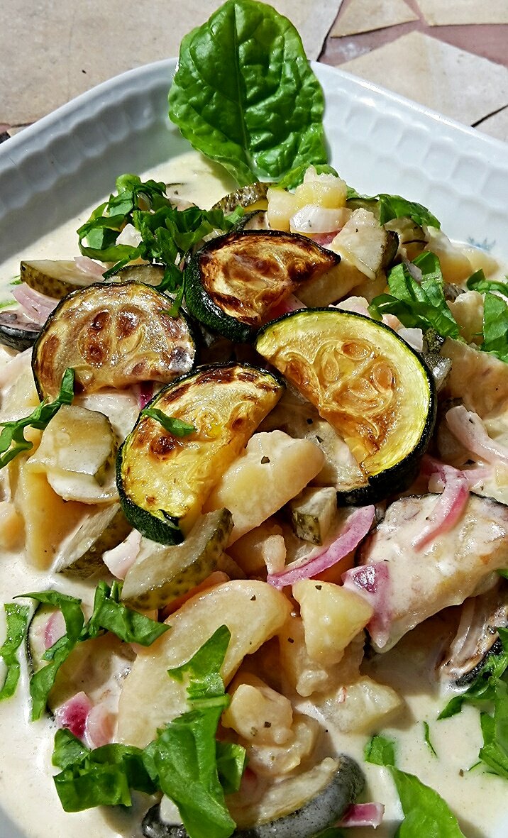 Krumplisaláta grillezett cukkinivel, remulád mártással