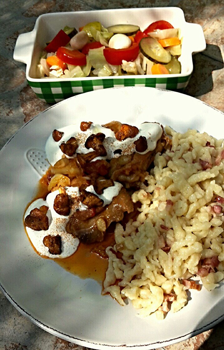 Csirkepaprikás pirított rókagombával, galuskával