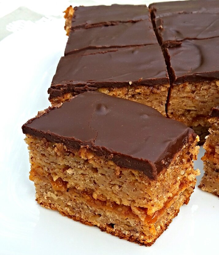 Mandulás, almás kevert süti csokimázzal