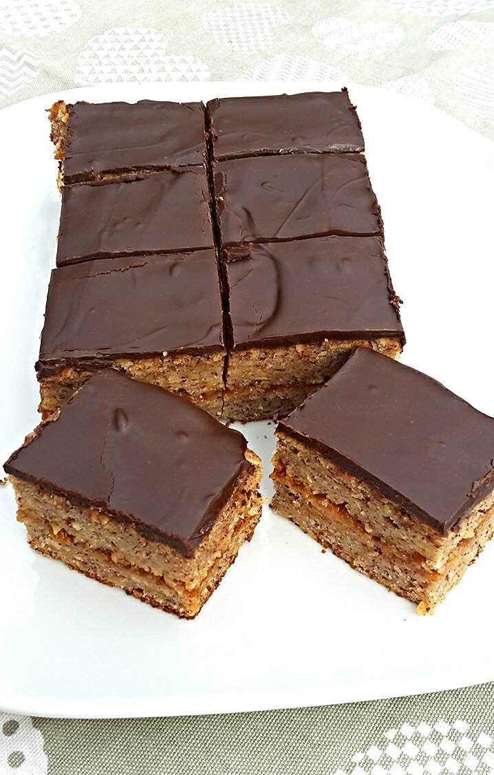 Mandulás, almás kevert süti csokoládémázzal