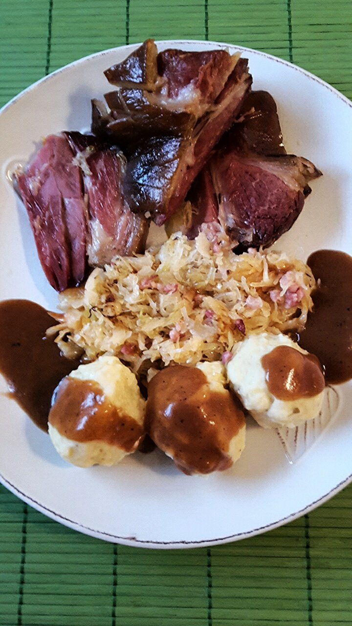 Csülök savanyúkáposzta ágyon