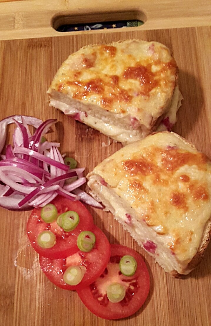 croque monsieur  (krok möszijő)