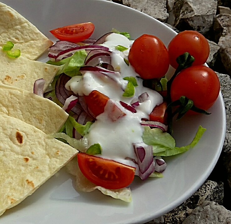 Jégsaláta, fokhagymás dresszinggel