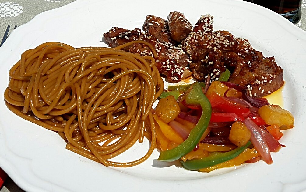 Ragacsos kacsamell csíkok, ananászos zöldségekkel