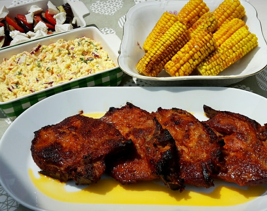 BBQ oldalas, grillezett padlizsán saláta, coleslow saláta, vajas kukorica