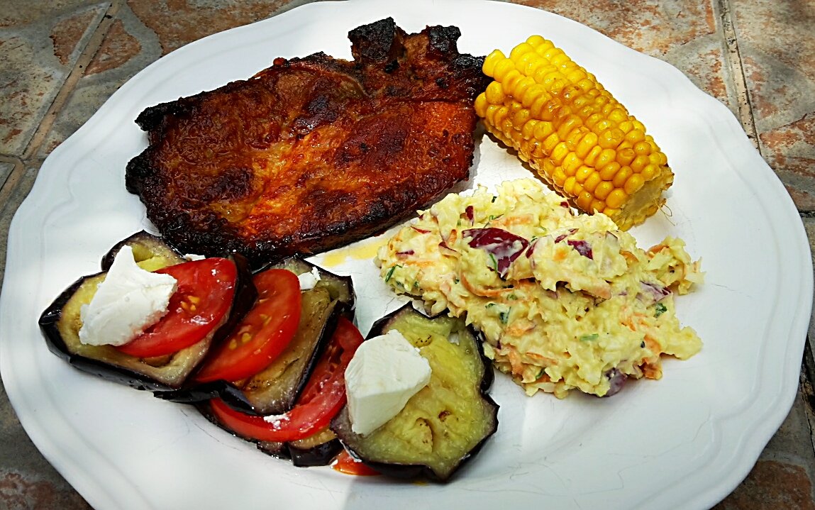 BBQ oldalas, zöldségsalátákkal