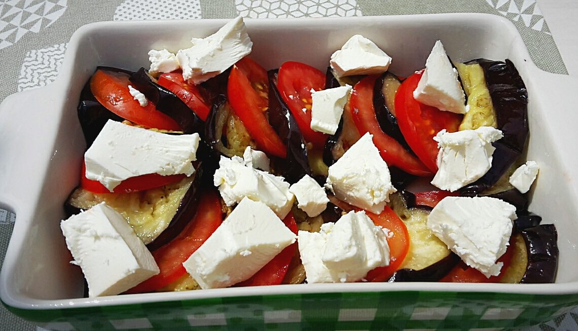 Grillezett padlizsán saláta, paradicsommal, feta sajttal
