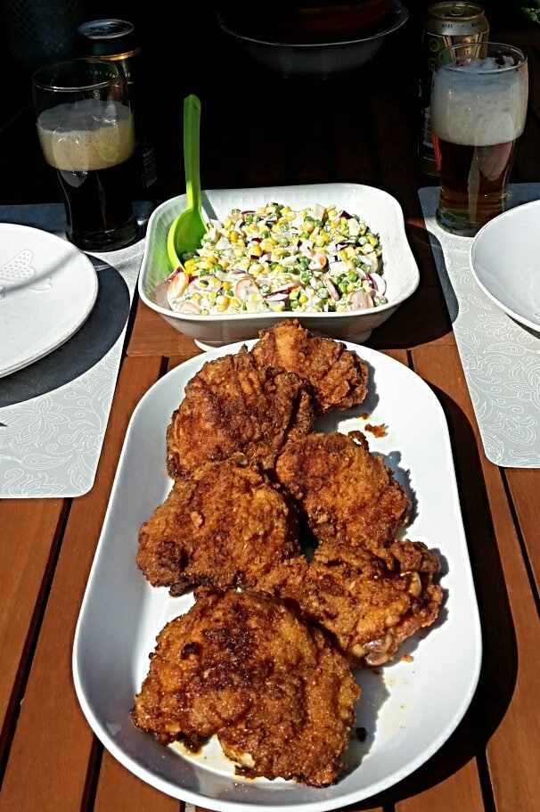 Rántott csirkecomb, francia saláta