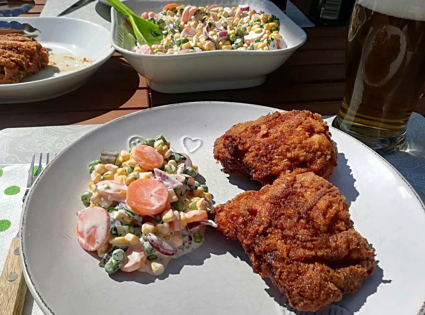 Rántott csirkecomb, francia saláta