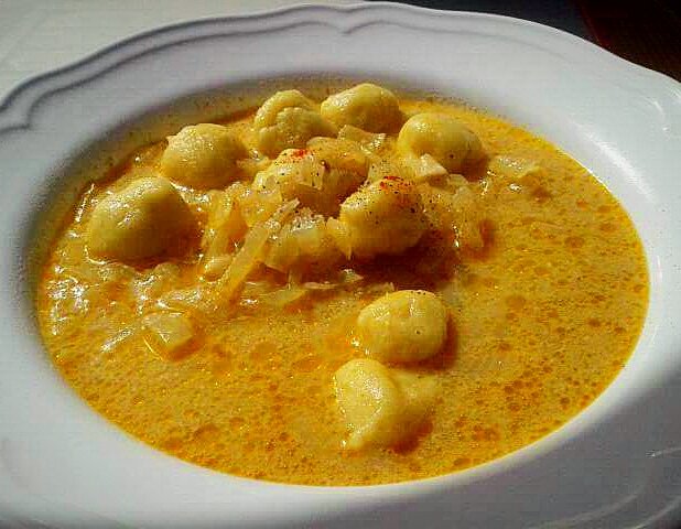 Hagymaleves krumpligombóccal
