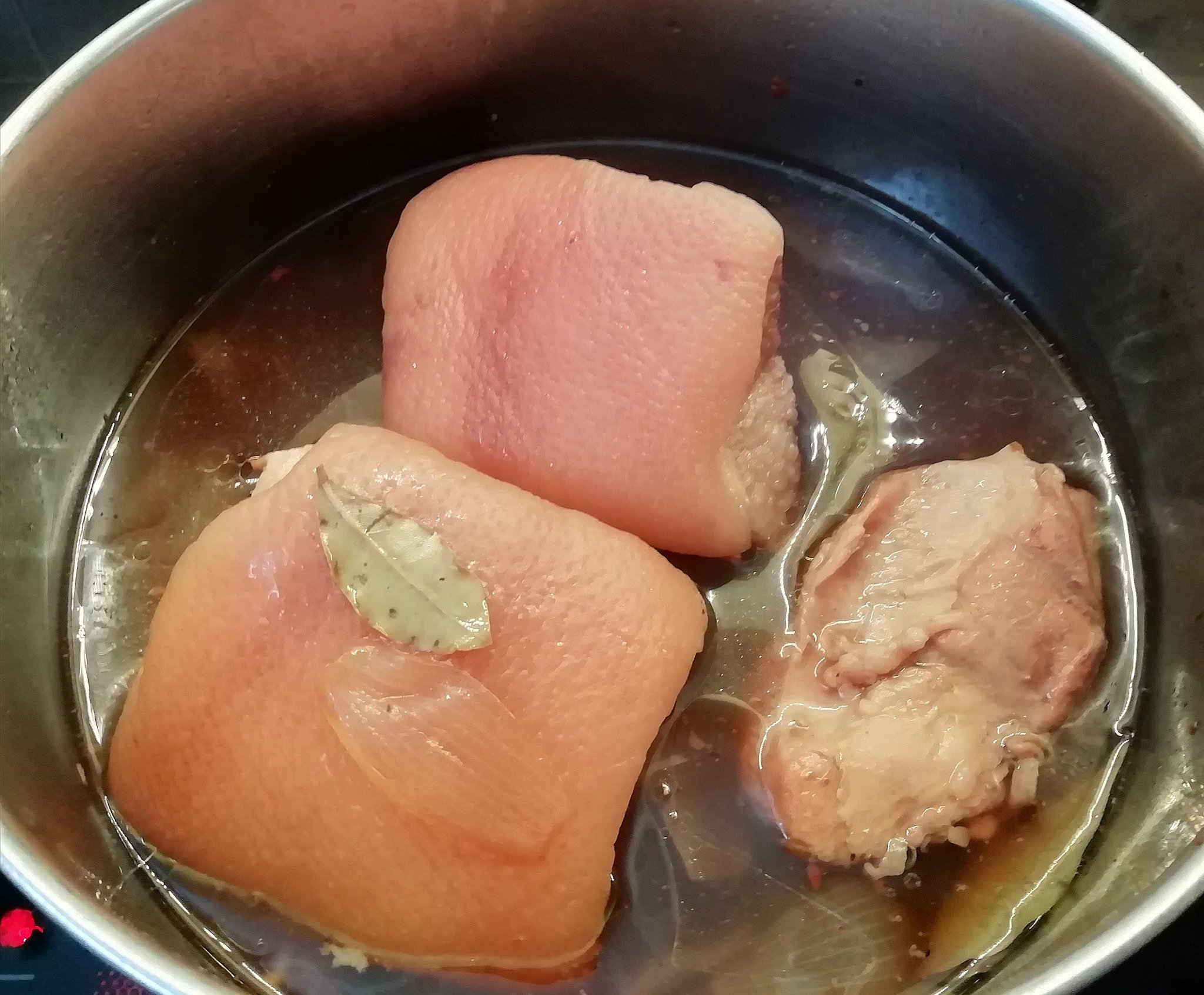 Bőrös császárhús 