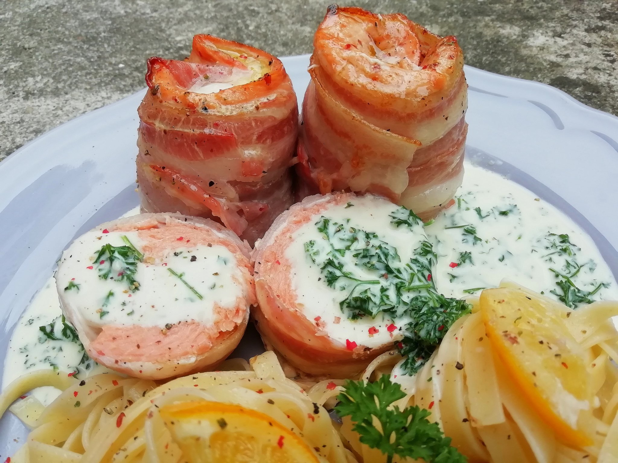 Baconbe tekert lazac petrezselyem mártással