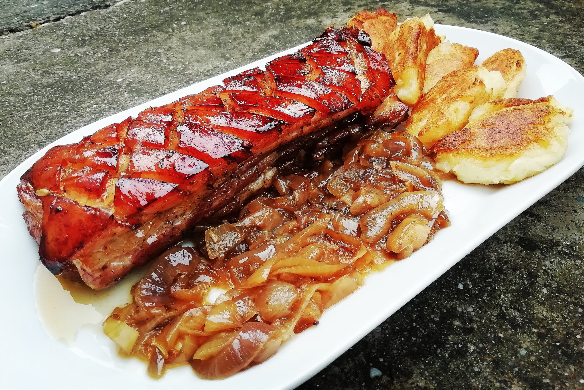 Bőrös császárhús dödöllével, hagymaágyon