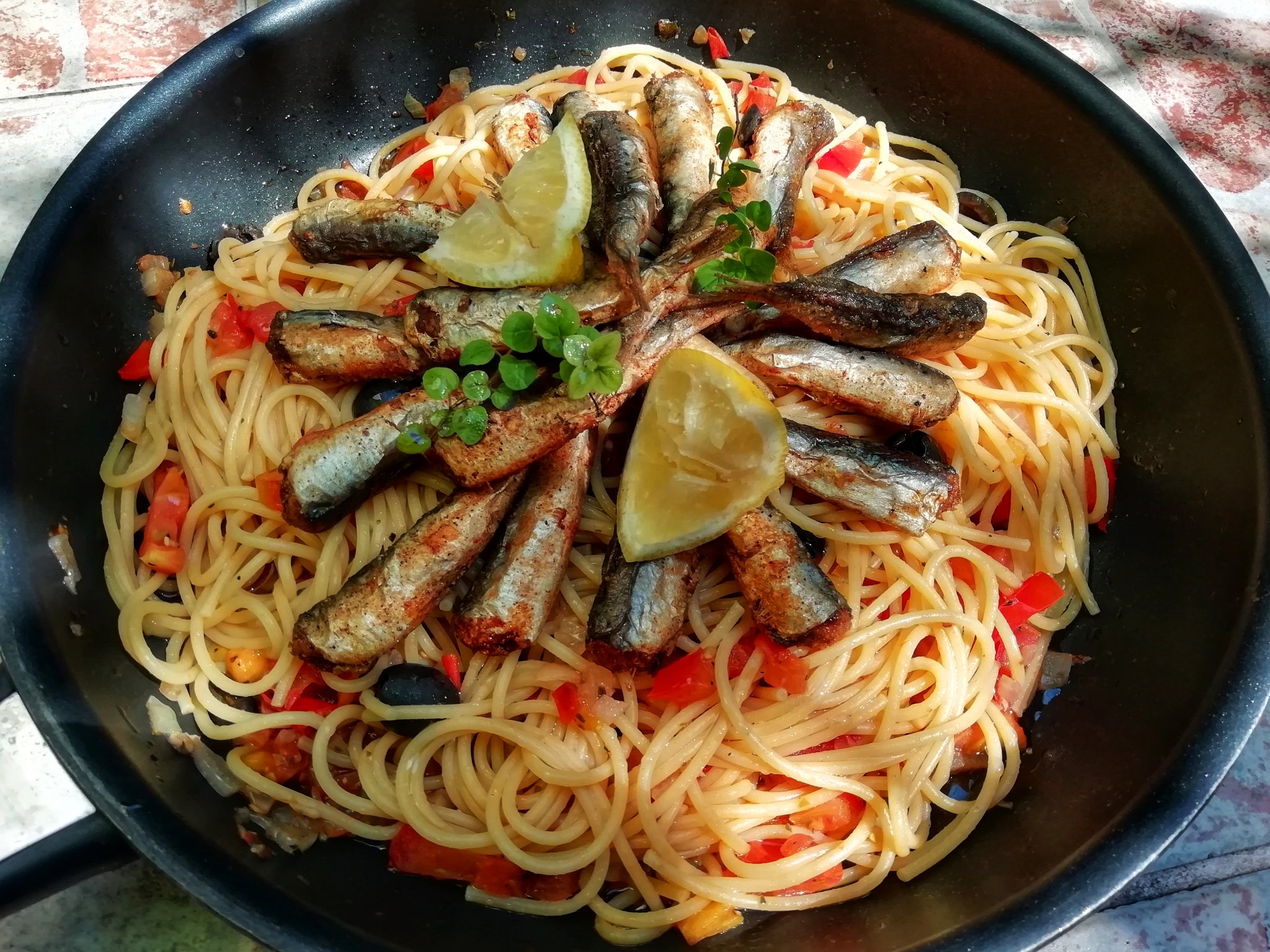 Ropogós sült szardínia, paradicsomos spagettivel