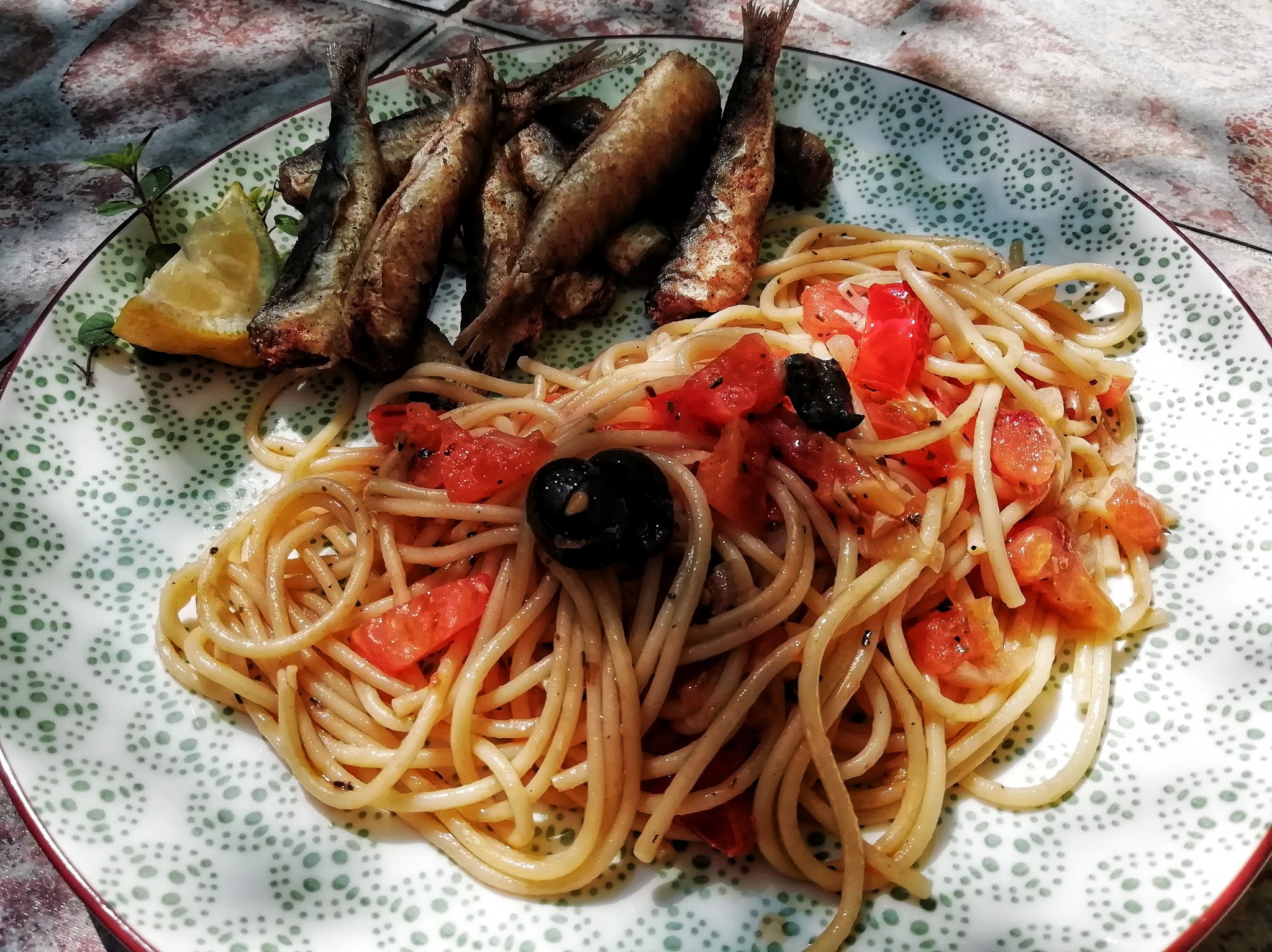 Ropogós sült szardínia, paradicsomos spagettivel 