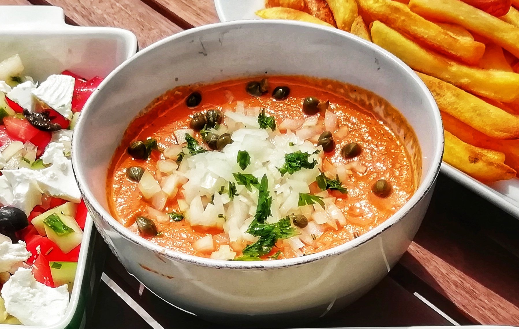 Csevapcsicsa görög salátával, fetával töltött paprika, fetával töltött sült paprika, paradicsomos paprika mártogatós