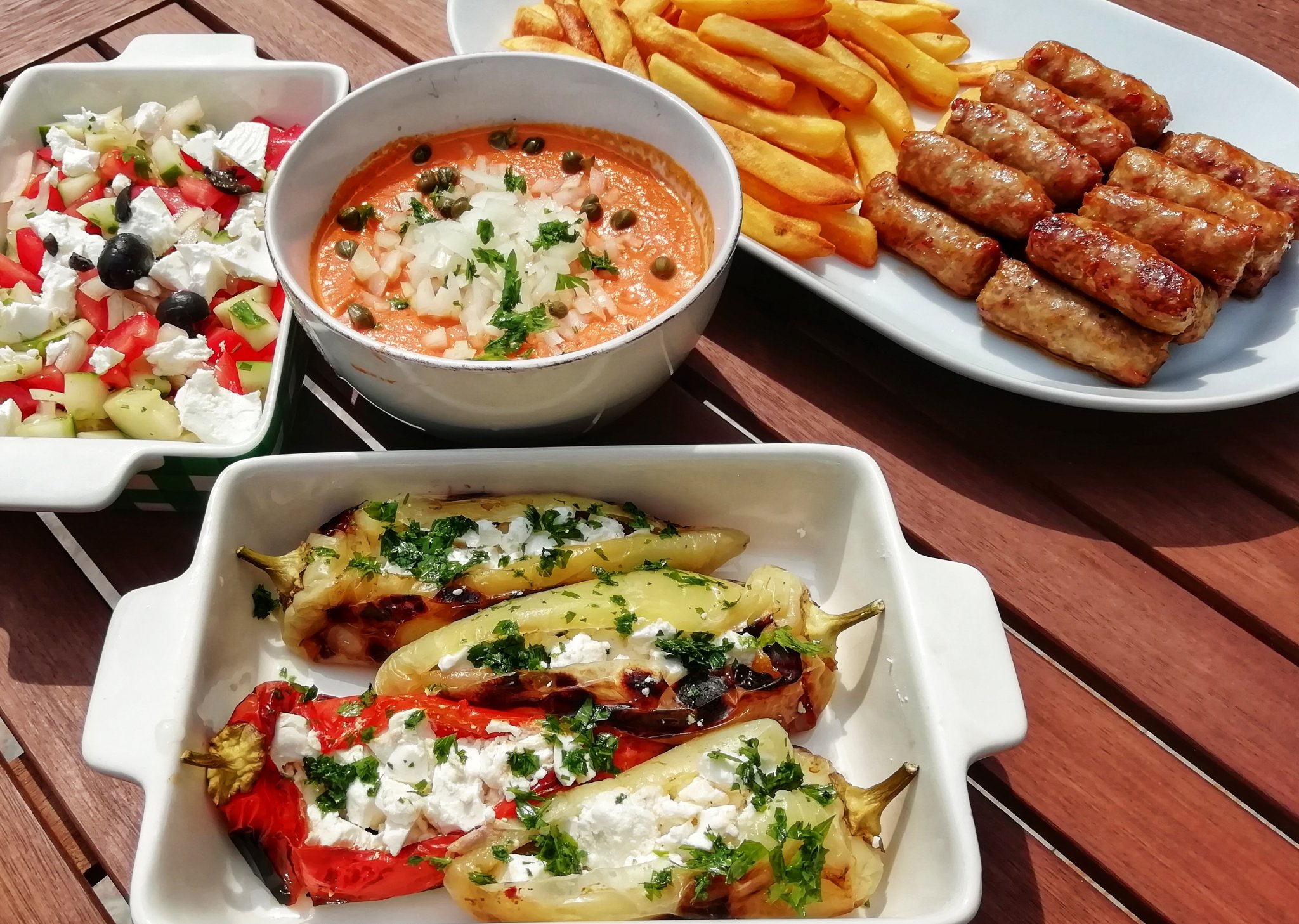 Csevapcsicsa görög salátával, fetával töltött paprika, fetával töltött sült paprika, paradicsomos paprika mártogatós