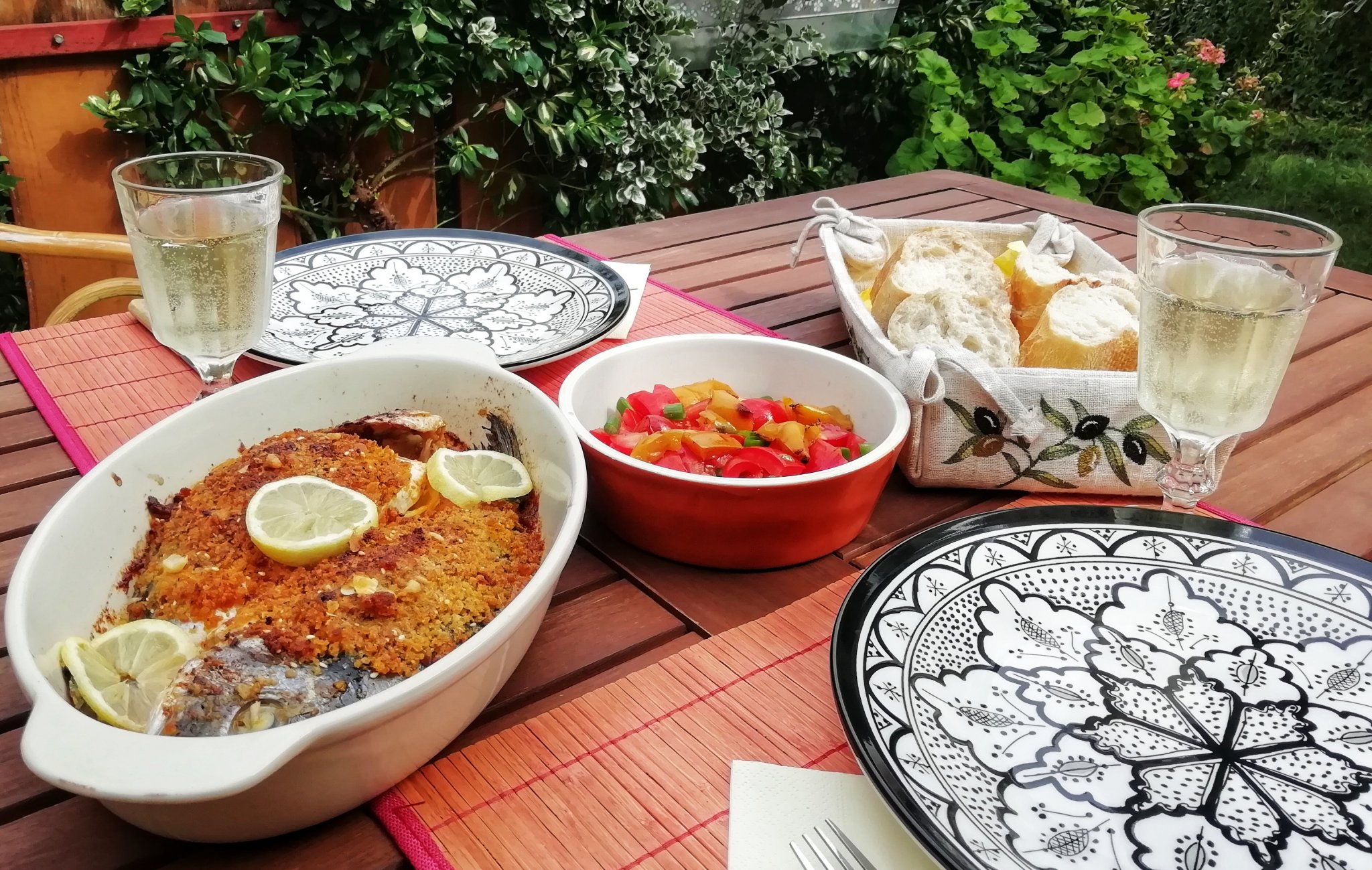 Aranydurbincs fűszeres zsemlemorzsában, mediterrán salátával 