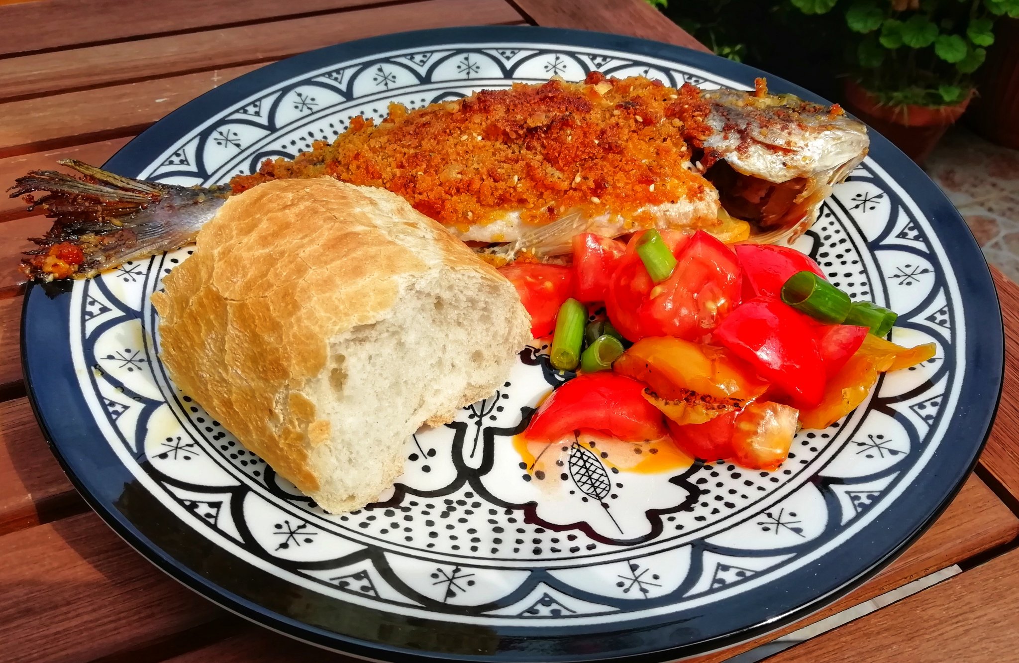 Aranydurbincs fűszeres zsemlemorzsában, mediterrán salátával 