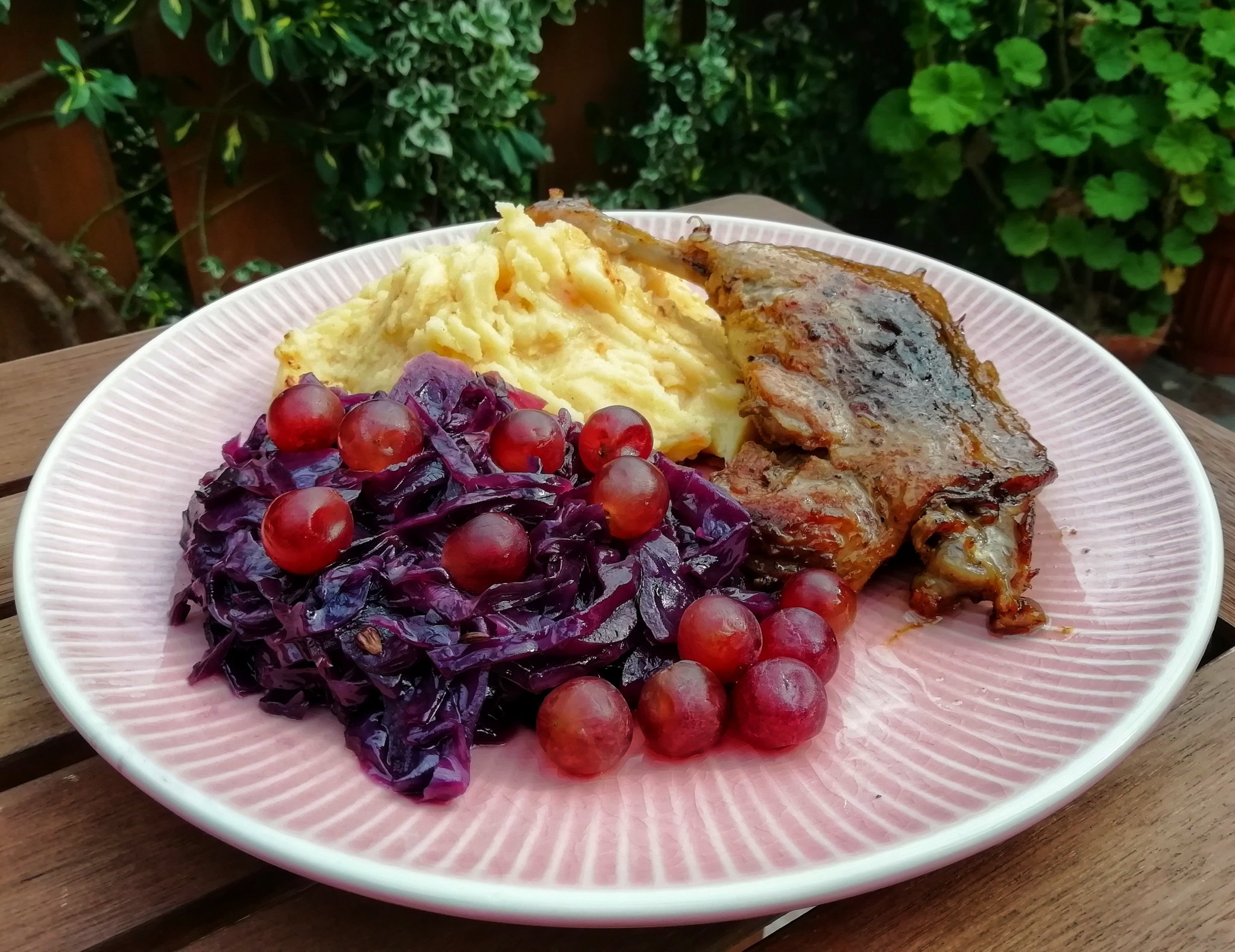 Klasszikus sült kacsacomb, szőlős párolt lilakáposztával, sárgarépás krumplipürével